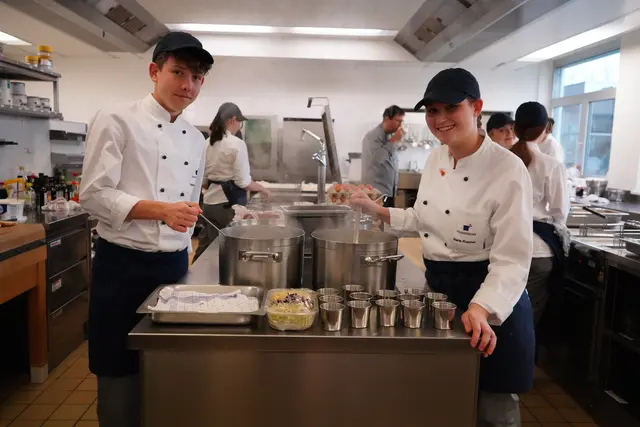 Tag der offenen Tür im Pannoneum: Sebastian und Marie bei der Vorbereitung von pochierten Eiern  | Foto: Andrea Glatzer