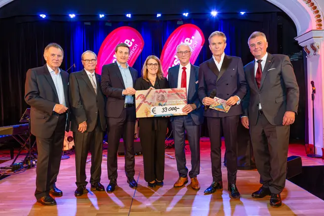 vlnr: Volkshilfe NÖ Vizepräsident Rudolf Parnigoni, Auktionator Franz Steinbacher, Landesrat Sven Hergovich, Staatssekretärin Ulrike Königsberger-Ludwig, Volkshilfe NÖ Präsident Ewald Sacher, Entertainer Alfons Haider, Volkshilfe NÖ Geschäftsführer Gregor Tomschizek.
 | Foto: Werner Jäger / Volkshilfe NÖ
