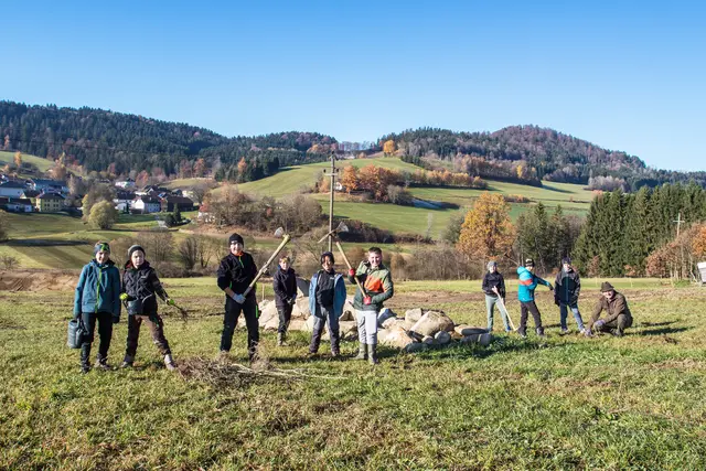 Unterstützung von Wildkatze und Laubfrosch: Die Kinder der 2a-Klasse der Europamittelschule Peilstein pflanzten eine Hecke mit mehr als 500 heimischen Sträuchern, die der Wilkatze als Wanderkorridor dienen soll. Ebenso wurden zwei große, neue Teiche als Lebensraum für den gefährdeten Laubfrosch angelegt.
© Christian Deschka
