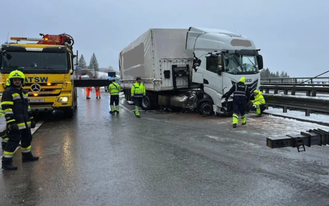 Bei winterlichen Fahrverhältnissen krachte es auf der A2 zwischen zwei Lkw. | Foto: Asfinag