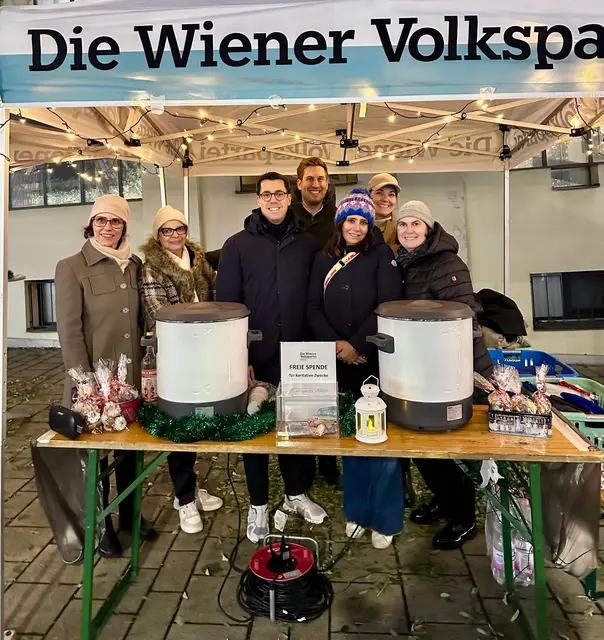 Bezirksvize Oliver Möllner (3. v. l.) lädt am 22. November zum karitativen Punschen auf den Kutschkermarkt ein. | Foto: ÖVP Währing