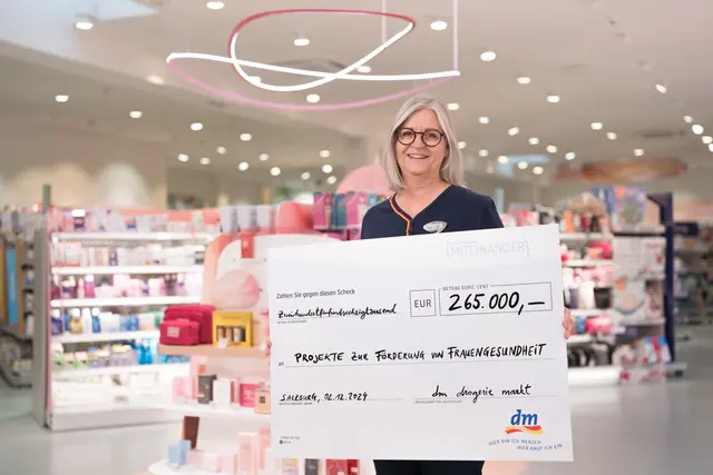 dm spendete vergangenes Jahr 265.000 Euro an soziale Projekte rund um die Frauengesundheit. Im Bild: dm Filialleiterin Veronika Huber-Rieder (dm Filiale Obertrum). | Foto: dm/W.Lienbacher
