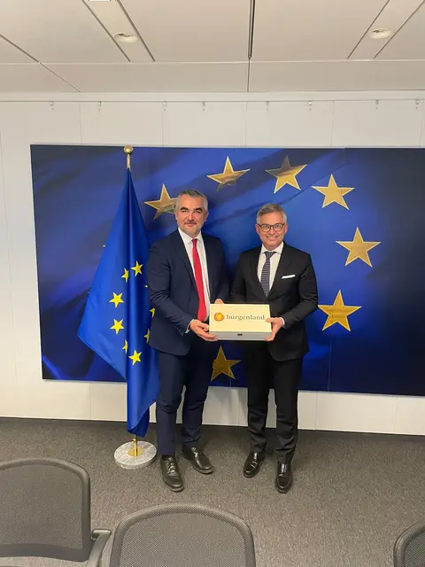 EU-Kommissar Magnus Brunner bekam von LR Heinrich Dorner besten burgenländischen Wein überreicht. | Foto: Büro LR Dorner