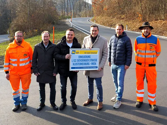 Dominic Kühhas (Straßenmeisterei Tulln), Ronald Keiblinger (NÖ Straßendienst, stv. Leiter der NÖ Straßenbauabteilung 2, Tulln) Landtagsabgeordneter Andreas Bors (in Vertretung von LH-Stellvertreter Udo Landbauer, FPÖ), Bürgermeister und Landtagsabgeordneter Christoph Kaufmann (ÖVP), Michael Bamberger (Leiter der Straßenmeisterei Tulln), Bernhard Baumüller (Straßenmeisterei Tulln).

  | Foto: Amt der NÖ Landesregierung