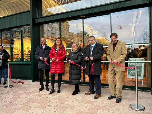 (v.l.) Priester Toni Farber, Stadträtin für Stadtentwicklung Ulli Sima (SPÖ), Vizebürgermeisterin Bettina Emmerling (SPÖ), Marktamtsdirektor Andreas Kutheil und Mark Neuner, Gründer von mostlikely architecture. | Foto: Pia Rotter/MeinBezirk