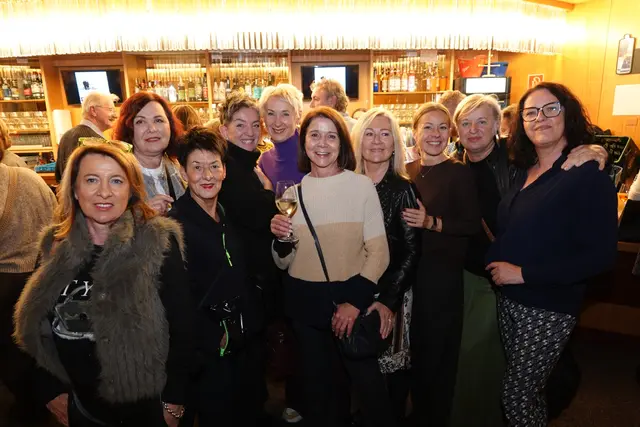 Diese Runde nutzte das Kabarett um Geburtstag zu feiern. | Foto: MeinBezirk/Michael Blinzer