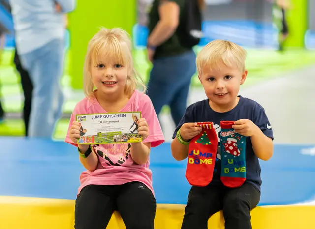 Der JUMP DOME Salzburg macht Schenken einfach: Hier werden gemeinsame Zeit, Bewegung und Begeisterung zum unvergesslichen Erlebnis – verpackt in einer stilvollen Geschenkbox oder als Gutschein mit Erlebnisgarantie. | Foto: Jump Dome Salzburg