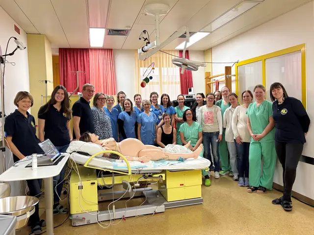 Die Teilnehmerinnen und Teilnehmer aus den Bereichen Gynäkologie,
Geburtshilfe und Anästhesie des LK Lilienfeld gemeinsam mit der Ärztlichen Standortleiterin
Prim.a Dr.in Ingrid Geiss, MAS (4. v. l.) sowie den beiden Trainerinnen und Trainern des SiZ
NÖ, OÄ Dr.in Martina Seedoch (1. v. l.) und Prim. Dr. Albert Knauder (3. v. l.). | Foto: zVg. LK Lilienfeld