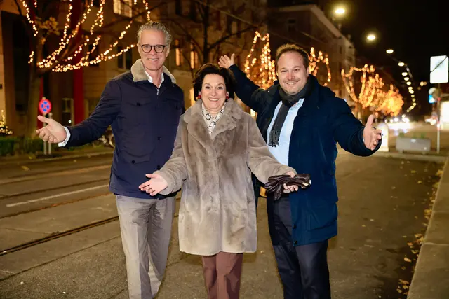 Erstmals erhält heuer auch die Döblinger Hauptstraße eine Weihnachtsbeleuchtung. V.l.: Hermann Rauter (Casino Zögernitz), WKW-Vizepräsidentin Margarete Kriz-Zwittkovits und Döblings Bezirksvorsteher Daniel Resch. | Foto: Vienna Motion