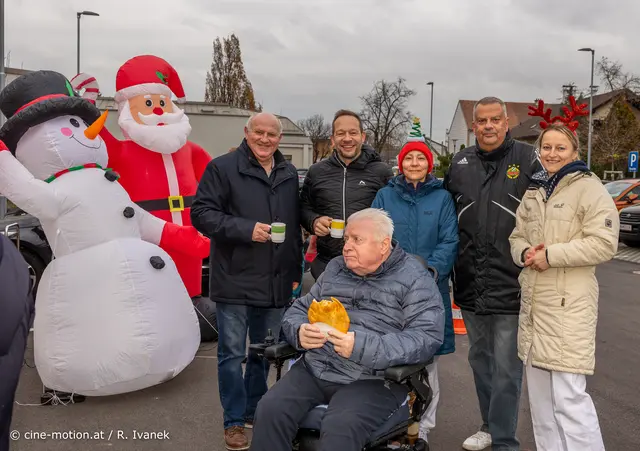 Bewohner, Gemeinde, Pflegeheimangestellte und freiwillig Helfer ... ein Adventfest für Alle. | Foto: www.cine-motion.at / Ivanek