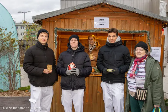 Zivildiener präsentieren die Tonarbeiten, dabei Frau Bombera, dahiner Renate Stolle - Ergotherapeutin. | Foto: www.cine-motion.at / Ivanek
