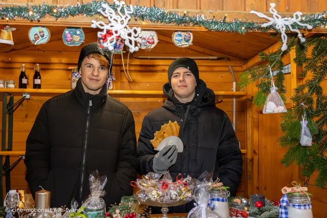 Bastelsachen von Station Sonnenblume - Standbetreuung durch Roman und Lukas - Zivildiener im Hause. | Foto: www.cine-motion.at / Ivanek