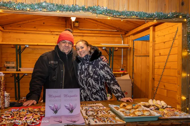 Adventstand der Süßigkeiten mit Magnolie Kochbuch und Bastelarbeiten der Station Magnolie - hier mit PA Michael und PFA Jelena (vlnr). | Foto: www.cine-motion.at / Ivanek
