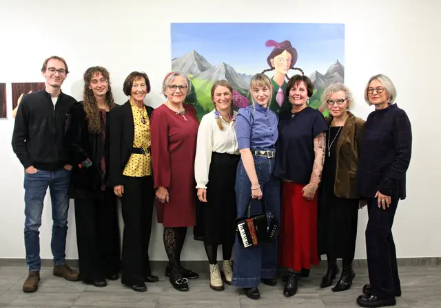 In der Ausstellung von Melanie Thöni lasen die wortraum-autorInnen, musikalisch begleitet von Jack &amp; Ace. v.l.n.r. Sara und Elias Latta - Jack &amp; Ace, Gerda Bernhart, ChristiAna Pucher, Angelika Polak-Pollhammer, Künstlerin Melanie Thöni, Angelika Praxmarer, Irene Zoller, Brigitte Thurner.