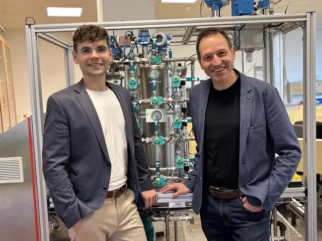 Patrick Flaßer und Josef und Josef Maßwohl vor dem technischen Gerät zur Mischung von Präparaten. | Foto: MeinBezirk/Gerda Sammer-Schmidt