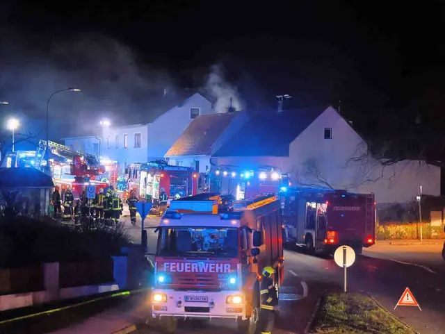 n den späten Abendstunden konnte schließlich der Einsatz mit dem Kommando „Brand aus – zum Abmarsch fertig!“ beendet werden.  | Foto: BFKDO BADEN / Markus Hackl