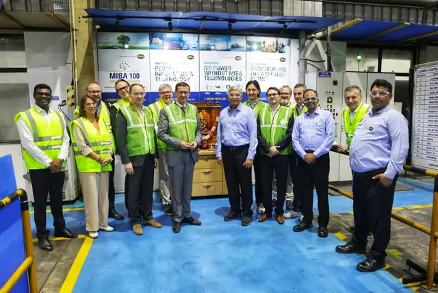 Die oberösterreichische Wirtschaftsdelegation unter Leitung von Landesrat Markus Achleitner bekam eine Führung durch das Miba-Werk im indischen Pune. | Foto: Land OÖ/Maringer