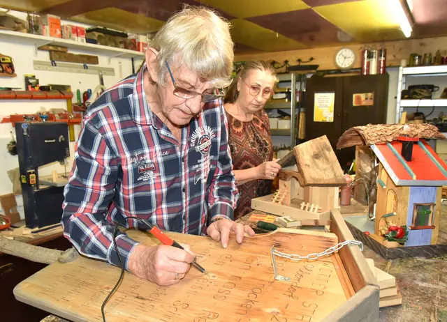 Die beiden Tüftler bei der gemeinsamen Projektplanung. | Foto: Herbert Schleich
