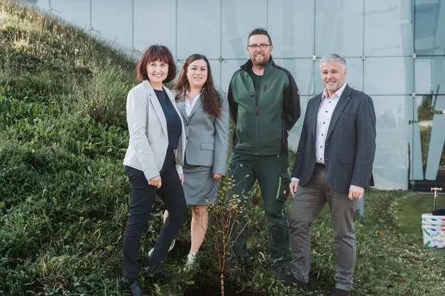 v.l.n.r.: Bettina Wülfrath – Marketingleiterin, Julia Vlaschitz – Leiterin Spa &amp; Thermenrezeption, Wolfgang Hattenhofer – Gärtner, DI Robert Mahrhauser – Geschäftsführer. | Foto: Linsberg Asia