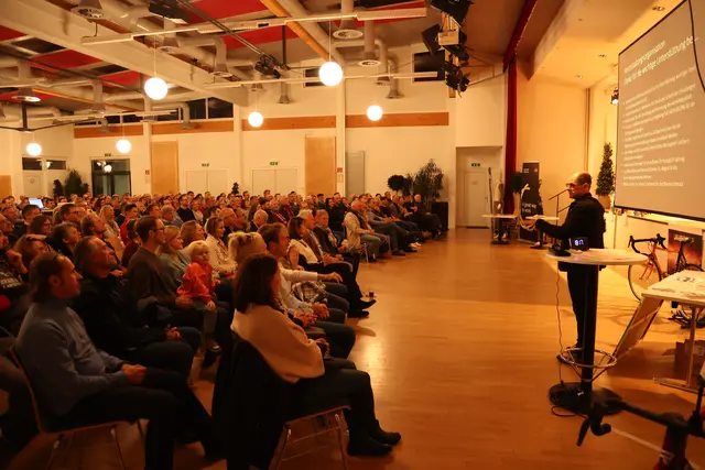 Die rund 300 Besucher im VAZ Fernitz applaudierten nach dem Vortrag mit Standing Ovations. | Foto: Turnowsky