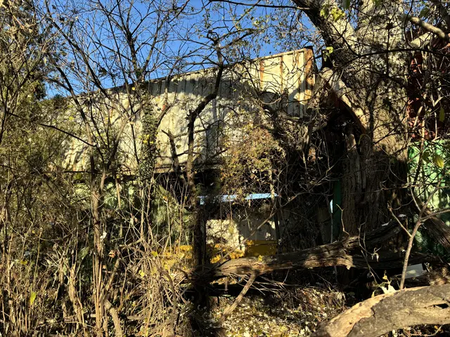 Der Schrottplatz verweist auf die behördlichen Gutachten und die Genehmigung der Schallschutzwand.  | Foto: Luca Arztmann/MeinBezirk