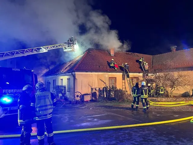Die Feuerwehr Kottaun übernahm die Einsatzleitung bei dem Wohnhausbrand und führte zunächst eine sorgfältige Ersterkundung durch. | Foto: Feuerwehr