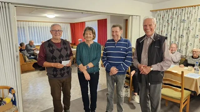 Foto: PVÖ-Obmann Elmar Mayer mit den erfolgreichsten JasserInnen.