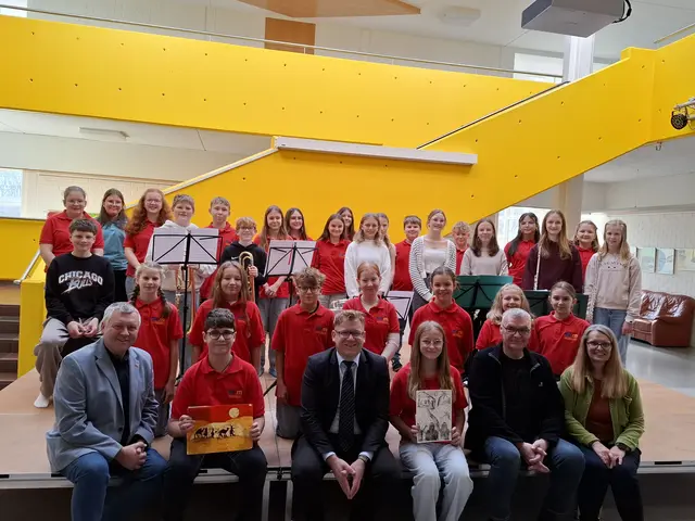 Bezirkshauptmann Dr. Markus Peham hatte die Qual der Wahl beim Aussuchen des heurigen Weihnachtsmotives. | Foto: Mittelschule Stift Zwettl