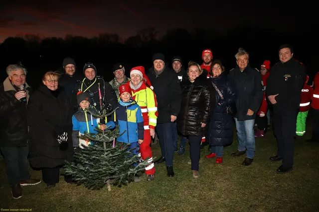 Einsatztaucher der Wasserrettung St. Pölten versenken den beleuchteten Christbaum am Ratzersdorfer See zum Gedenken an verunglückte Personen. | Foto:  Österreichische Wasserrettung, Abschnittsleitung St. Pölten