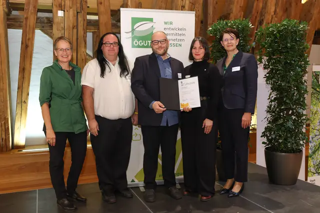 ÖGUT-Preis für das Projekt RecAL: Monika Auer (ÖGUT-Generalsekretärin), Hubert Grün-Lutterotti (Austrian Institute of Technology), Gerald Prantl (LKR Ranshofen), Kathrin Renz (BMIMI), und Andrea Reithmayer (ÖGUT-Präsidentin). | Foto: ÖGUT/Katharina Schiffl