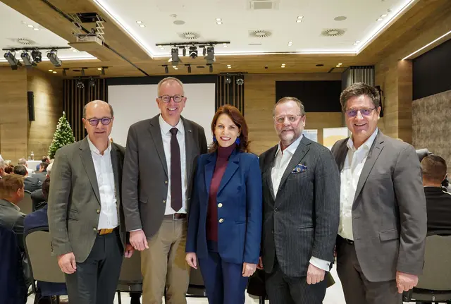 v.l.: Johannes Pressl (Präsident Gemeindebund), Manfred Sampl (Präsident Salzburger Gemeindeverband), Landeshauptfrau Karoline Edtstadler, Staatssekretär Josef Schellhorn, Bürgermeister Michael Obermoser (Wald im Pinzgau) | Foto: Land Salzburg/Neumayr/Hölzl