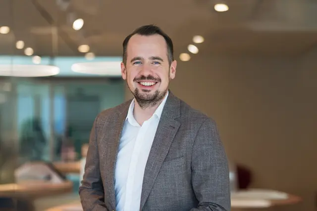 Patrick Aichinger übernimmt mit 1. Jänner 2026 die Leitung des internationalen Fachbereichs Logistik der Ländergruppe dm Österreich und verbundene Länder.  | Foto: dm/Wolfgang Lienbacher