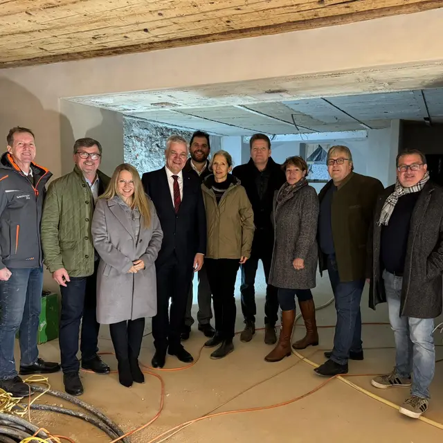 Baumeister Johannes Brandl, Bgm. Peter Grafender, LAbg. Silke Dammerer, LR Anton Kasser, Gf. GR Philipp Rath, Verena Knott-Birklbauer, Lorenz Birklbauer, Vbgm. Susanne Nagl, Gf. GR Manfred Mitmasser und Gf. GR Christian Hausenbichl bei der Baustellenbescihtigung Nibleungenhof in der Marktgemeinde Marbach | Foto: Marktgemeinde Marbach
