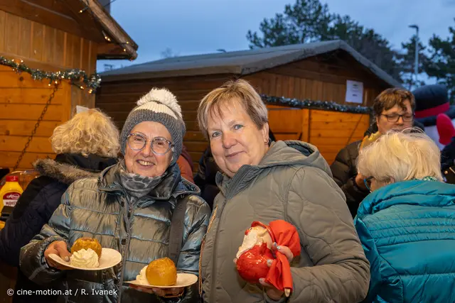 Köstliche Eierlikörbratäpfel - Da konnte Ingrid und Christine als Besucherinnen auch nicht widerstehen. | Foto: www.cine-motion.at / Ivanek