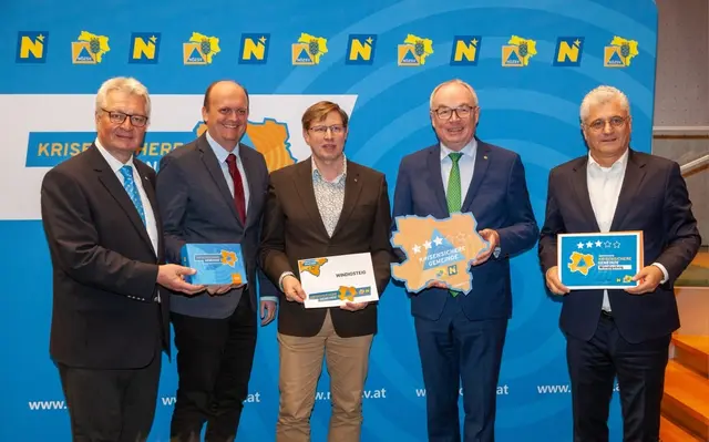 Gemeinderat Georg Diesner (M.) nahm die Zertifizierung „krisensichere Gemeinden“ des Zivilschutzverbands NÖ für Windigsteig entgegen.  | Foto: Zivilschutzverband NÖ