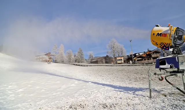 Am Hornspitz in Gosau laufen die Schneekanonen auf Hochtouren.