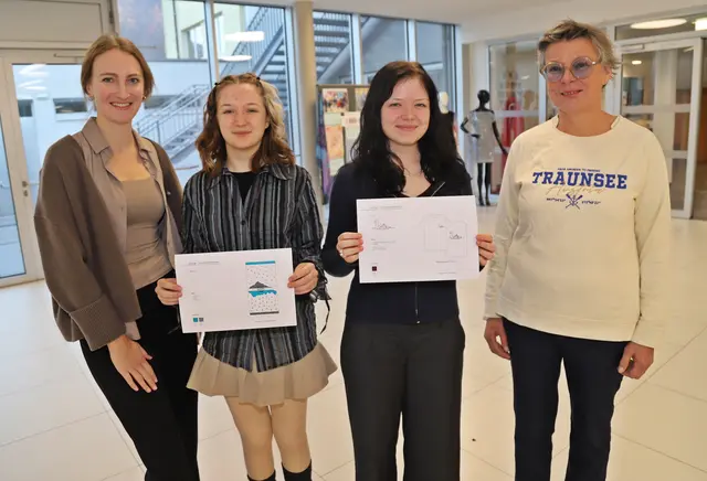 Andrea Frauscher-Oberfrank und Stefanie Frauscher
freuen sich mit Vanja Panic (schwarze Haare) und Angelina Moser über die gelungenen Designs. | Foto: Hörmandinger.