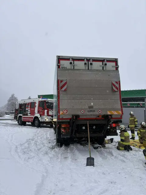 In Stuhlfelden wurde ein Lkw geborgen. | Foto: Feuerwehr Stuhlfelden
