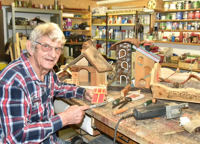 Walter Vogel bei der Arbeit in seiner liebevoll eingerichteten Werkstatt. | Foto: Herbert Schleich