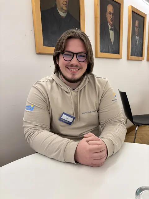 Eliano Palm aus Belgien beschäftigt sich in seiner Gruppe mit dem Thema künstliche Intelligenz. | Foto: Julia Hettegger