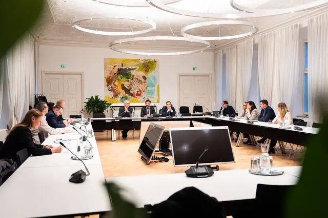 Die VerkehrssprecherInnen der Tiroler Landtagsfraktionen rechts im Bild (v.r.n.l. Susanna Riedlsperger, Gebi Mair, Andrea Haselwanter-Schneider und Evelyn Achhorner) im Gespräch mit den Mitgliedern der deutschen Delegation.
 | Foto: Tiroler Landtag/Christanell