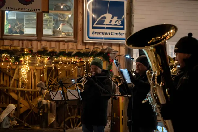 Jedes Jahr am 8. Dezember wird die Achenseer Museumswelt zum Treffpunkt mit Glühweinständen, heimischen Schmankerln, Musik und adventlichem Gesang.

 | Foto: Achensee Tourismus