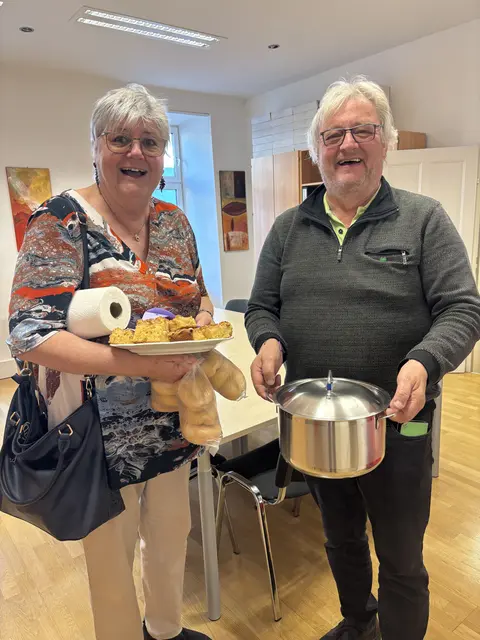 Essen auf Rädern für das MeinBezirk-Team in Leibnitz: Willi und Renate Haider brachten köstliches Gulasch und Apfelkuchen vorbei. Danke! | Foto: MeinBezirk