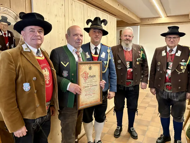 Thomas Schennach (2.v.l) erhielt die Ehrenbergmedaille von (v.l.) Mjr. Herbert Schweißgut, BMjr. Philipp Zangerl, EHptm. Werner Wex und EMjr. Wolfram Vindl überreicht. | Foto: Josef Wildauer