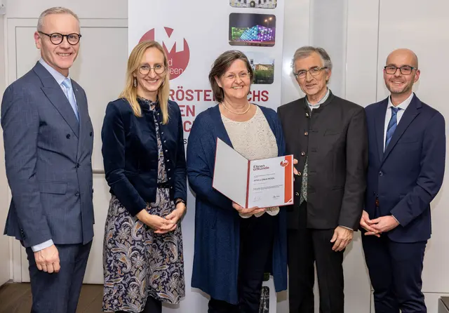 Generaldirektor Othmar Nagl von der Oberösterreichischen Versicherung, Direktorin Margot Nazzal von der Direktion Kultur, Apollonia Meidl, Präsident Reinhold Klinger sowie Geschäftsführer Klaus Landa vom Verbund OÖ Museen (von links)

  | Foto: erblehner.com