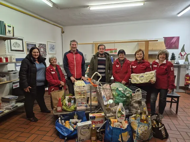 Die Volkshilfe Braunau übergab dem Rotkreuz-Markt Mattighofen eine großzügige Warenspende. | Foto: RK/LV OÖ