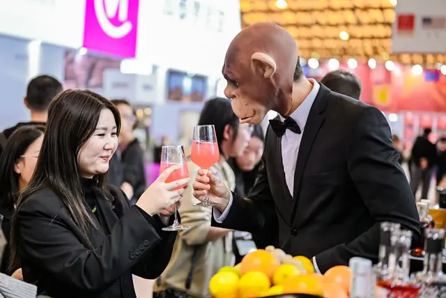 Besonderer Auftritt in China: Der RuMonkey begeisterte die Messebesucher. | Foto: Affenzeller