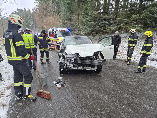 Das Auto sah nach dem Zusammenstoß mit dem Traktor nicht mehr gut aus. | Foto: www.einsatzdoku.at
