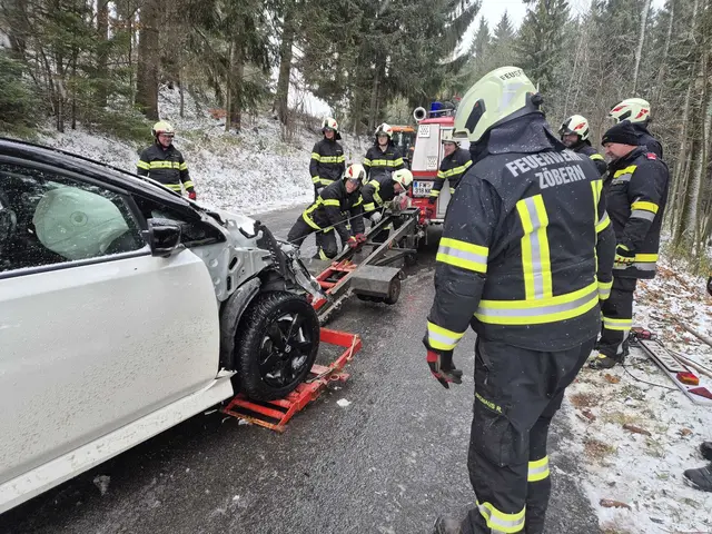 Der beschädigte Pkw wird entfernt. | Foto: www.einsatzdoku.at