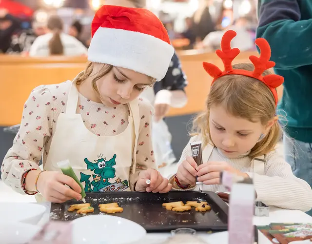 Ingo der Drache schaut unter anderem beim Interspar im Huma Eleven und bei jenem im Donauzentrum vorbei. Dann kann man gemeinsam mit ihm Kekse backen. | Foto: Interspar